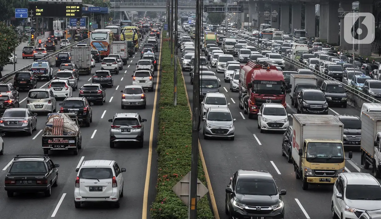 <p>Arus kendaraan saat melintas di ruas Tol Dalam Kota dan Jalan MT Haryono, Jakarta, Rabu (27/4/2022). Kepala Dinas Perhubungan DKI Jakarta Syafrin Liputo menjelaskan, sistem ganjil genap yang diberlakukan pada 13 ruas jalan di Jakarta akan ditiadakan saat libur Lebaran atau selama tujuh hari, yakni mulai 29 April 2022, lalu lanjut 1-6 Mei 2022. (merdeka.com/Iqbal S. Nugroho)</p>