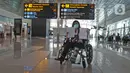 Calon penumpang dengan ijin khusus berobat menunjukan surat syarat terbang di Terminal 3 Bandara Soekarno Hatta, Tangerang, Banten, Kamis (7/5/2020). Pemerintah melalui kementerian Perhubungan membuka kembali penerbangan domestik dengan penumpang bersyarat. (Liputan6.com/Herman Zakharia)