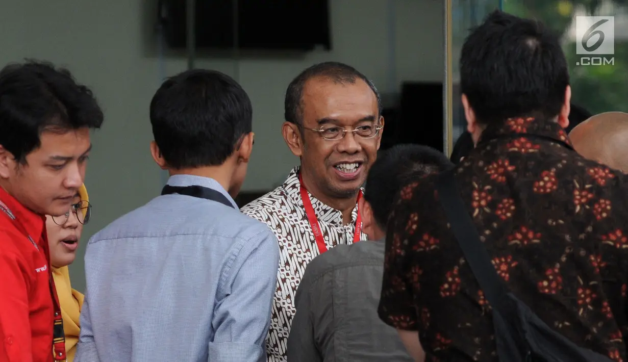 Sekretaris Kementerian Pemuda dan Olahraga Gatot Sulistiantoro Dewa Broto menjawab pertanyaan wartawan usai menjalani pemeriksaan penyidik di Gedung KPK, Jakarta, Jumat (26/7/2019). Gatot diperiksa untuk penyelidikan kebijakan Menpora Imam Nahrawi dari 2014 hingga 2019. (merdeka.com/Dwi Narwoko)