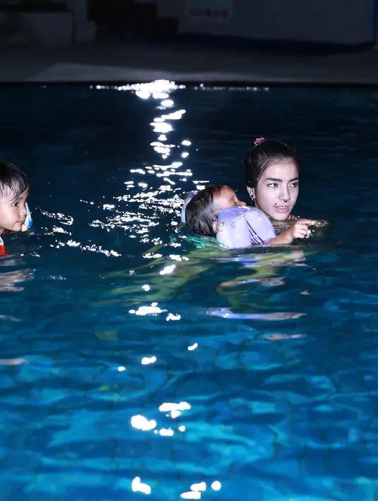 Sheila terlihat seksi dengan bikini two piece yang dikenakannya. (Galih W. Satria/Bintang.com)