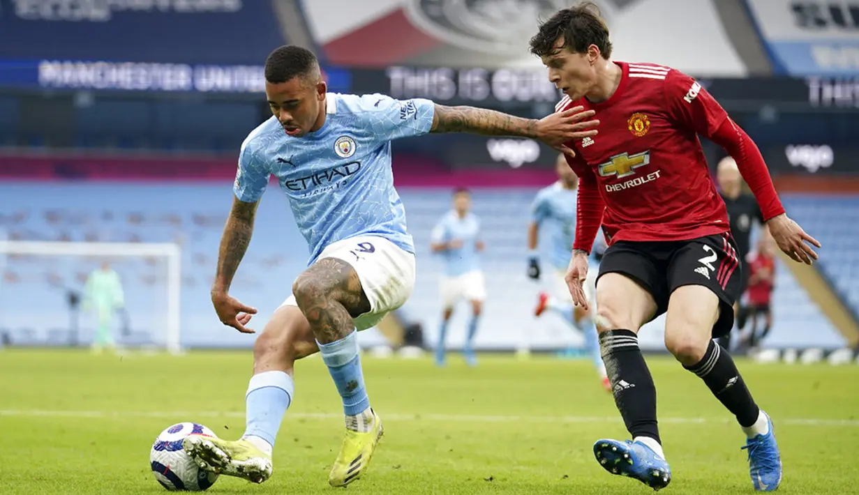 Pemain Manchester United Victor Lindelof (kanan) memperebutkan bola dengan pemain Manchester City Gabriel Jesus pada pertandingan Liga Inggris di Etihad Stadium, Manchester, Inggris, Minggu (7/3/2021). Manchester United mempermalukan Manchester City dengan skor 2-0. (Dave Thompson/Pool via AP)