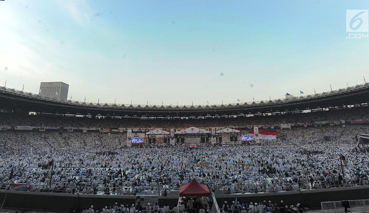 Suasana kampanye akbar pasangan capres-cawapres nomor urut 02 Prabowo Subianto - Sandiaga Uno memadati Stadion Utama Gelora Bung Karno (SUGBK), Senayan, Jakarta, Minggu (7/4/2019). Berbagai atribut kampanye dan bendera merah putih juga berkibar di SUGBK. (merdeka.com/Arie Basuki)