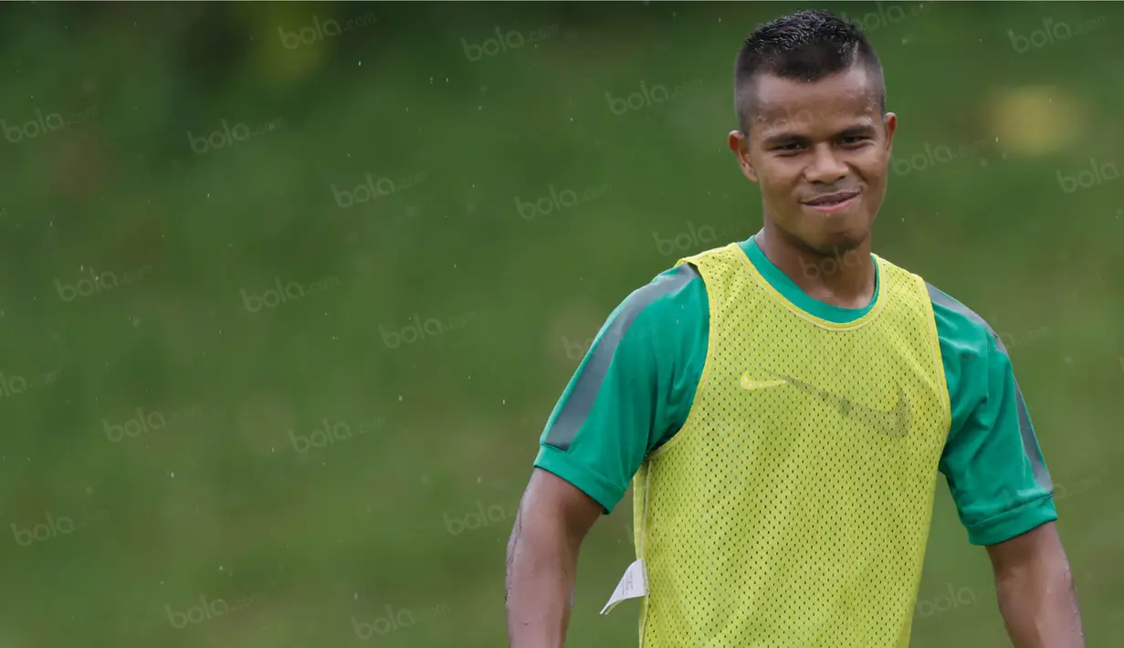 Bek Timnas Indonesia, Manahati Lestusen, latihan di Lapangan SPH Sentul, Jawa Barat, Kamis (1/12/2016). Yanto Basna dan Fachruddin absen pada semifinal melawan Vietnam karena akumulasi kartu. (Bola.com/Vitalis Yogi Trisna)