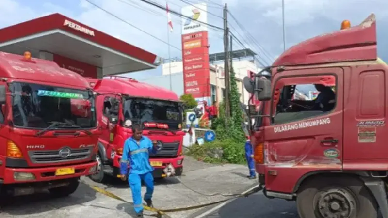 Mobil tangki milik PT Pertamina yang mengalami kecelakaan di Manado, Minggu (28/5/2023).