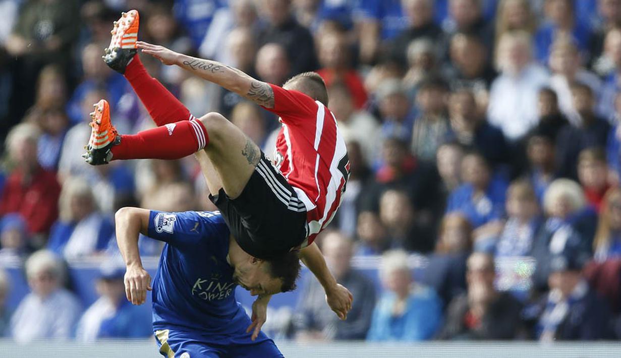 3. Gelandang Southampton, Jordy Clasie, meniban gelandang Leicester, Danny Drinkwater, pada laga Liga Premier Inggris di Stadion King Power, Inggris, Minggu (3/4/2016). Leicester menang 1-0 atas Southampton. (Reuters/Carl Recine) 