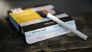 Mulai Selasa, peraturan baru telah diterapkan di Kanada yang mewajibkan setiap batang rokok mencantumkan peringatan kesehatan individu yang menyatakan bahwa "rokok menyebabkan impotensi" dan kanker, dan bahwa ada "racun dalam setiap isapan." (ANDREJ IVANOV / AFP)