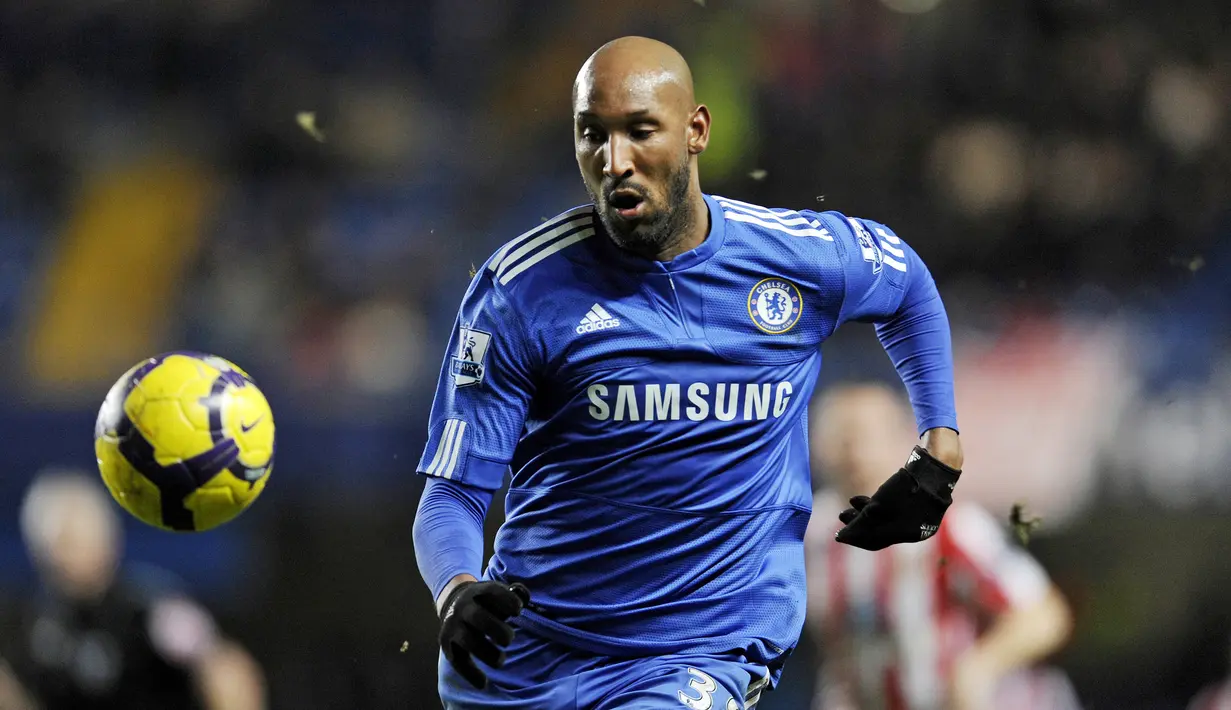Nicolas Anelka. Striker yang berkarier selama 20 tahun ini total telah memperkuat 6 klub Premier League. Klub yang terlama dibelanya adalah Chelesa selama 5 musim dan tampil dalam 184 laga dengan 59 gol. Bersama 6 klub ia tampil dalam 472 laga dengan torehan 162 gol. (Foto: AFP/Adrian Dennis)