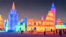 Orang-orang mengunjungi Harbin Ice Snow World di Harbin, provinsi Heilongjiang, China, 24 Desember 2018. Festival tahunan ini mulai diadakan secara teratur sejak tahun 1986 dengan nama Festival Salju dan Es Harbin. (STR / AFP)