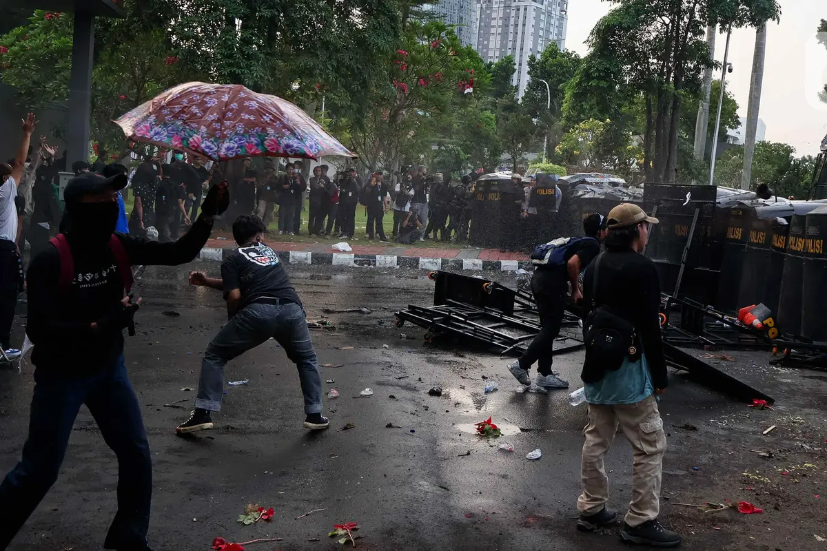Massa Demo Tolak Revisi UU Pilkada Juga Jebol Gerbang Pancasila