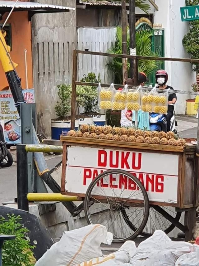 7 Tulisan Absurd Orang Jualan Buah Ini Bikin Bingung