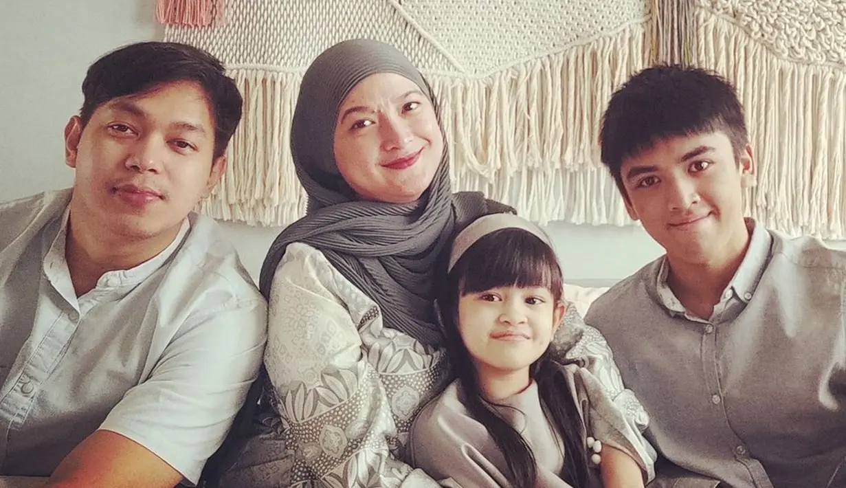 <p>Seperti inilah potret keharmonisan rumah tangga Andhara Early dan Bugi Ramadhan. Seperti diketahui, Andhara Early mulai karier di dunia hiburan Indonesia sejak 1995. [Foto: instagram.com/andharaearly]</p>