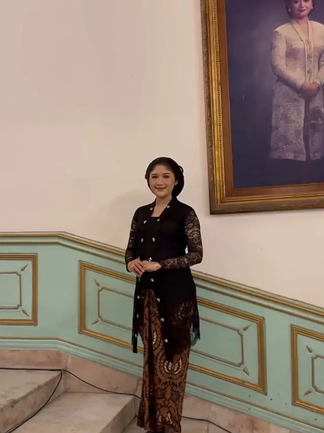 Erina Gudono tampil anggun saat peringatan 1 Suro (Instagram/erinagudono)