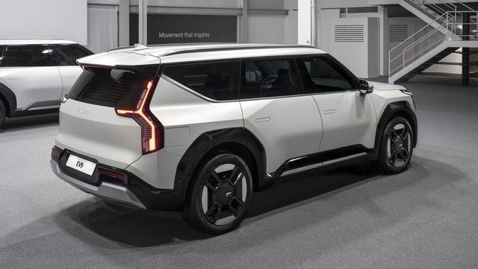 Desainnya yang didominasi pahatan bold dipadukan dengan warna matte silver membuat KIA EV9 sangat futuristik.  Penggunaan fender hitam bersudut, body moulding di bagian bawah pintu, ornamen seperti underguard di bumper depan dan belakang memperkuat citra SUV-nya.  (Sumber: caranddriver.com)