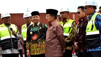 Wakil Presiden HM Jusuf Kalla bersama Gubernur Bengkulu meninjau kesiapan pelabuhan Pulau Baai yang akan ditingkatkan beriringan dengan pembangunan Jalan Tol. (Liputan6.com/Yuliardi Hardjo)