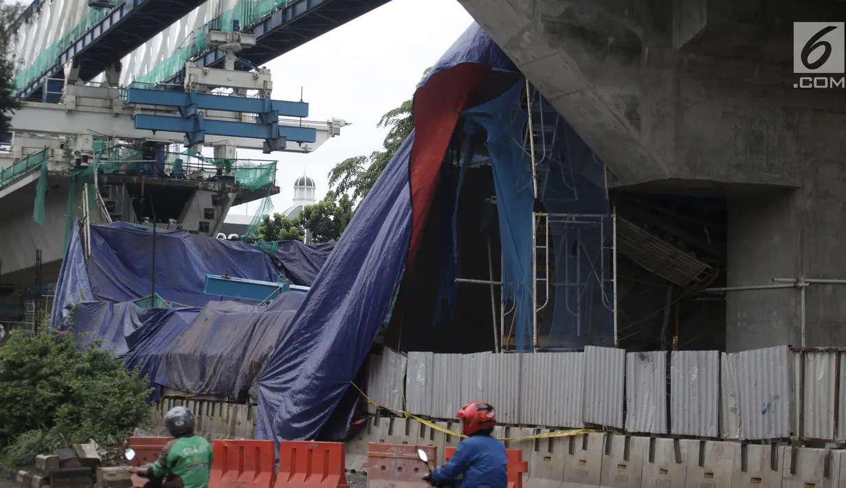 Kondisi kontruksi beton proyek light rapid transit ( LRT)  yang roboh di Kayu Putih, Jakarta Timur, Senin (22/1). Hingga kini polisi masih melakukan penyelidikan penyebab robohnya kontruksi LRT tersebut. (Liputan6.com/Arya Manggala)