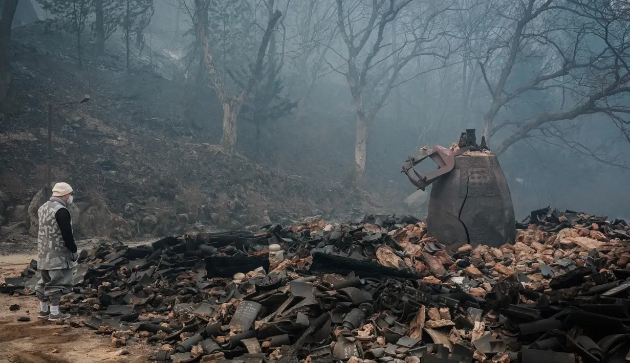 Sebuah kuil kuno, Gounsa, di Uiseong, Korea Selatan, hancur total akibat kebakaran hutan yang terus berkobar di wilayah tersebut. (YASUYOSHI CHIBA/AFP)