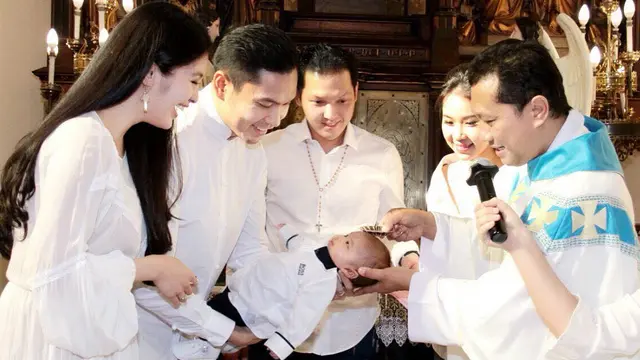 [Bintang] 8 Potret Saat Anak Sandra Dewi dan Harvey Moeis Dibaptis