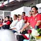 Presiden Joko Widodo (Jokowi) menyaksikan langsung kemenangan Indonesia dalam laga sepak bola antara Timnas Indonesia melawan Vietnam di Stadion Utama Gelora Bung Karno (GBK), Senayan, Jakarta, Kamis (21/3/2024) malam. (Merdeka).
