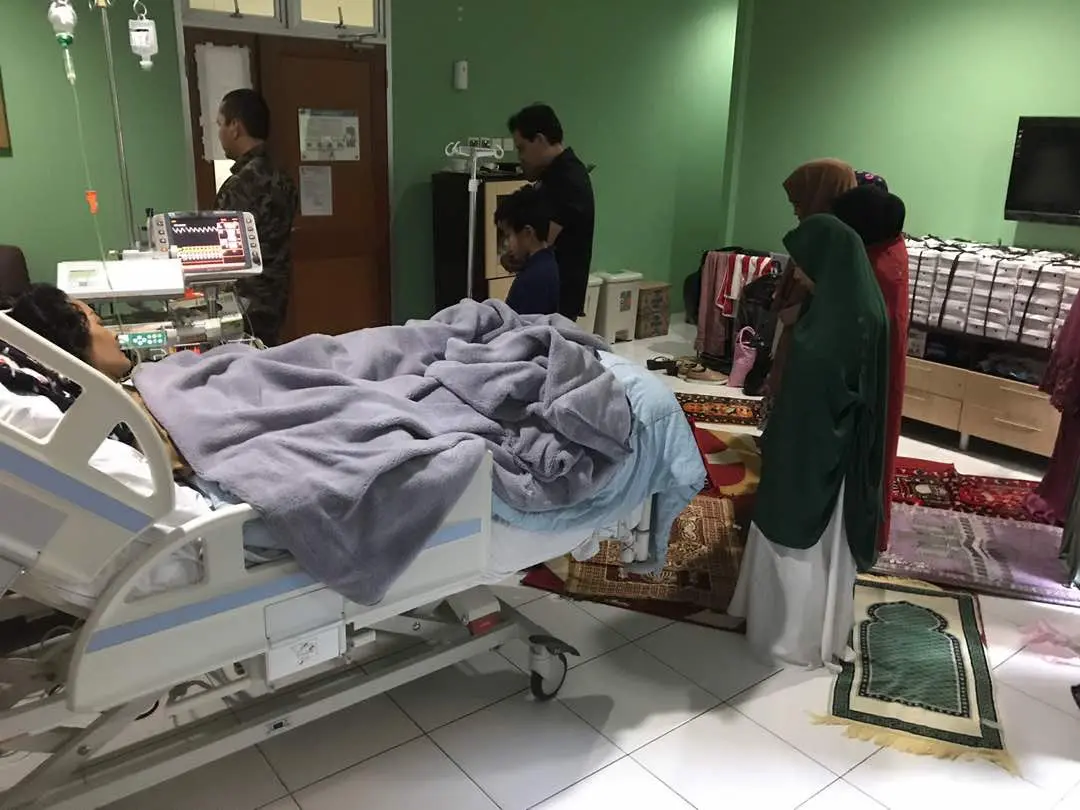Ibunda Julia Perez, Sri Wulansih, merayakan pertambahan usianya di rumah sakit tempat putri sulungnya dirawat, RSCM, Jakarta Pusat.