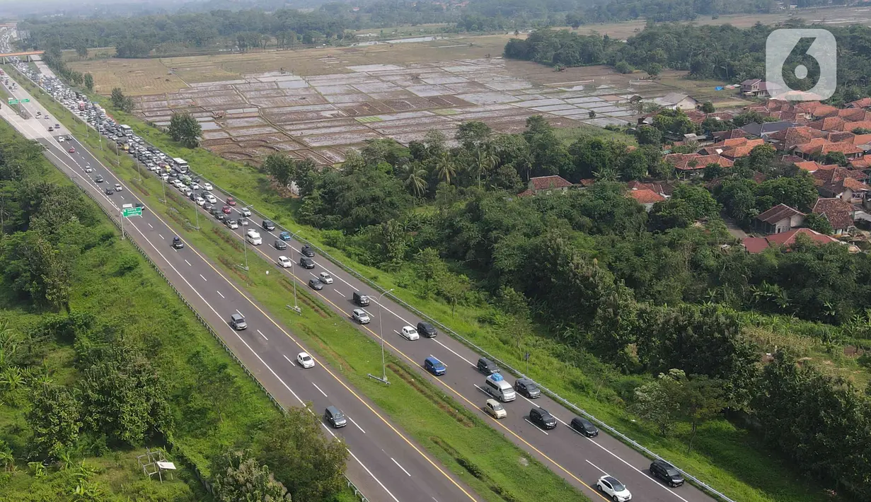 <p>Kendaraan pemudik melintas saat penerapan kebijakan jalur satu arah atau one way di ruas Jalan Tol Cikopo-Palimanan, Subang, Jawa Barat, Jumat (29/4/2022). Kepadatan kendaraan pemudik masih terlihat di beberapa titik, meskipun kebijakan one way telah dilakukan sejak pagi hari Jumat ini dimulai dari KM 47 sampai KM 414 Tol Kalikangkung. (Liputan6.com/Herman Zakharia)</p>
