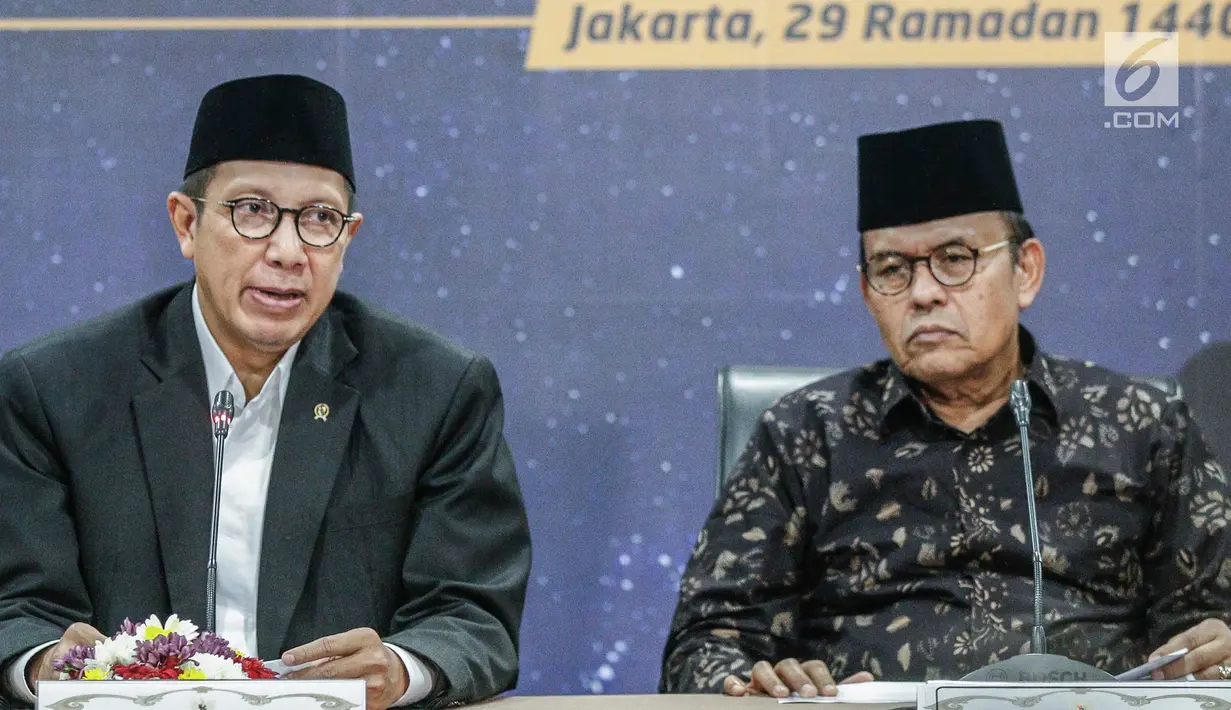 Menteri Agama Lukman Hakim (kiri) dan Ketua MUI Yusnar Yusuf (kanan) saat keterangan pers Sidang Isbat 1 Syawal 1440 H di Kementerian Agama, Jakarta, Senin (03/6/2019). Berdasarkan hasil sidang Isbat, hari raya Idul Fitri jatuh pada Rabu, 5 Juni 2019. (Liputan6.com/Faizal Fanani)