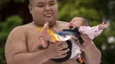 Sumo yang terkenal dengan olahraga gulat tradisional dari Negeri Sakura tersebut berubah menjadi ajang adu tangis para bayi. (AFP/Yuichi Yamazaki)