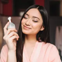 Memadukan parfum untuk wangi unik, memikat, dan tahan lama dengan cara yang tepat. (Foto: lookstudio/Freepik)