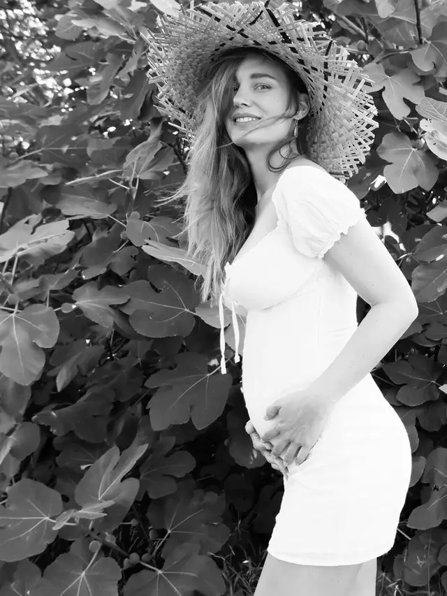 Hamil Anak Pertama, Ini 5 Momen Valentine Payen Istri Ario Bayu Pamer Baby Bump