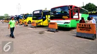 Sejumlah bus parkir menunggu penumpang di Terminal Kampung Rambutan, Jakarta Timur, Selasa (30/6/2015). Menurut petugas Dishub Kp. Rambutan, Biasanya lonjakan penumpang terjadi empat hari Sebelum  Idul Fitri. (Liputan6.com/Yoppy Renato)