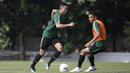 Pemain Timnas Indonesia, Ricky Fajrin, menggiring bola saat latihan di Lapangan ABC Senayan, Jakarta, Selasa (20/11). Latihan ini persiapan jelang laga Piala AFF 2018 melawan Filipina. (Bola.com/Vitalis Yogi Trisna)