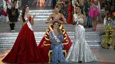 Miss Spanyol, Mireia Lalaguna Royo (duduk) menerima mahkota dari pemenang Miss World 2014 didampingi oleh juara kedua Miss Rusia, Sofia Nikitchuk dan Miss Indonesia,Maria Harfanti (kanan) di Sanya,  Cina, Sabtu (19/12). (REUTERS/Stringer)