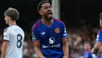 Striker Manchester United, Matheus Cunha, merayakan gol yang dicetaknya ke gawang Fulham dalam lanjutan Premier League 2026/2027 di Craven Cottage, Minggu (20/9/2026) malam WIB. (CARLOS JASSO / AFP)