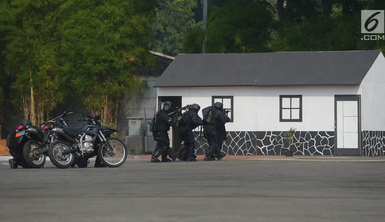 Sejumlah personel anti teror berusaha membebaskan sandera pada simulasi dan latihan mitigasi aksi terorisme untuk pengamanan Asian Games 2018 di JIExpo Kemayoran, Jakarta, Rabu (25/7). Simulasi diikuti  TNI, Polri, dan BNPT. (Merdeka.com/Imam Buhori)
