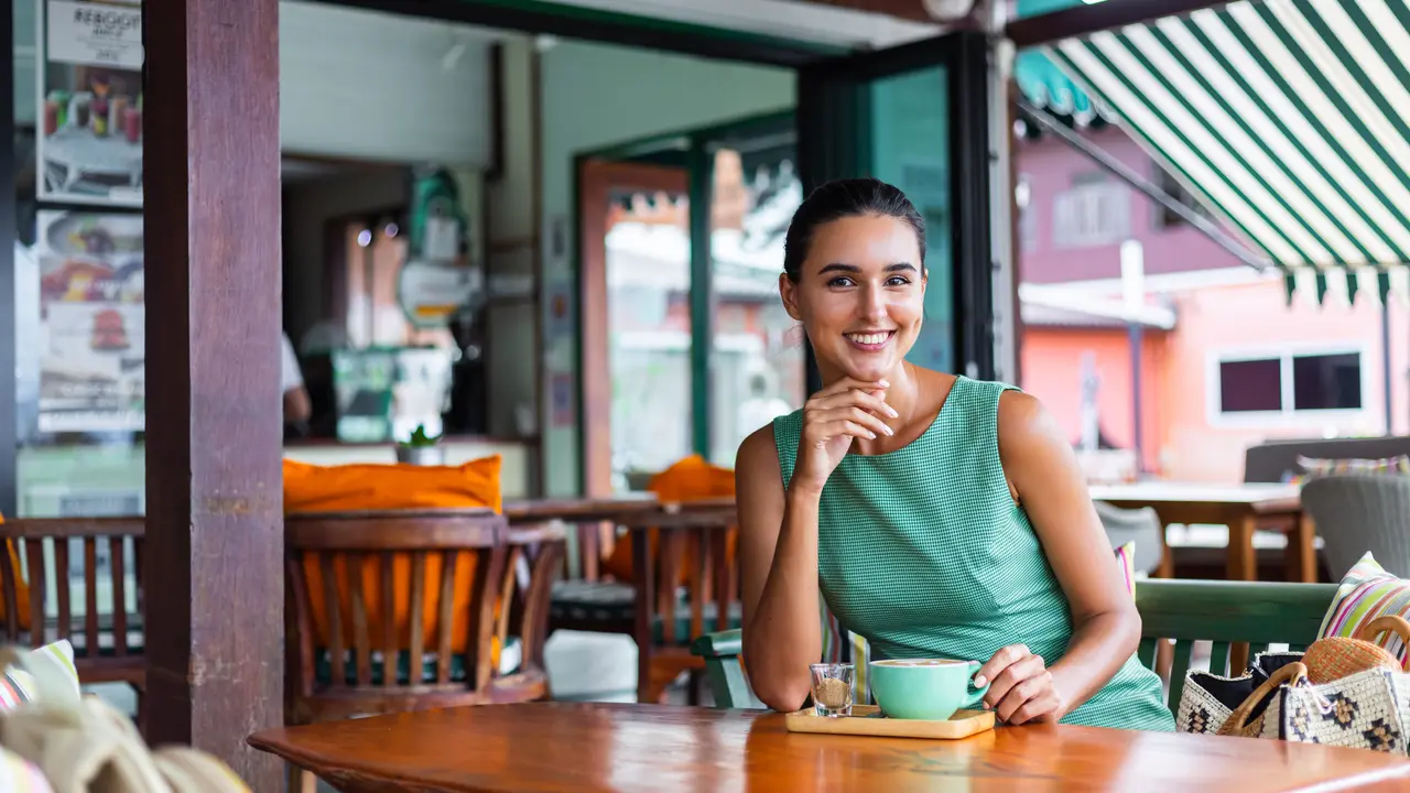 wanita juli kafe tersenyum