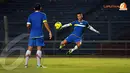 Raphael Maitimo (kanan) terlihat serius mengikuti sesi latihan perdana Indonesia Dream Team jelang lawan Arsenal di Stadion GBK pada Kamis 11 Juli 2013. (Liputan6.com/Helmi Fithriansyah)