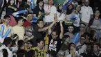Seorang fans mendapatkan raket milik Kevin Sanjaya usai menjuarai Blilbli Indonesia Open 2018 di Istora Senayan, Minggu, (8/7/2018). Indonesia memborong dua gelar melalui Kevin/Marcus dan Tontowi Ahmad/Liliyana Natsir. (Bola.com/M Iqbal Ichsan)