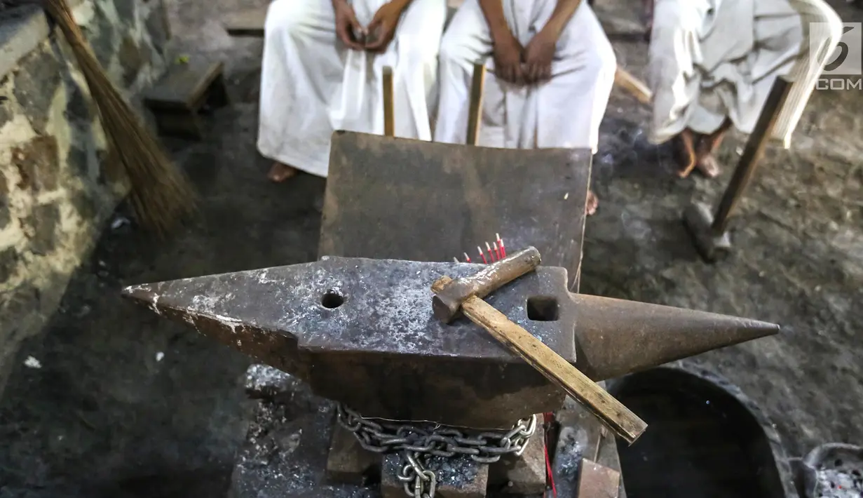 Alat penunjang untuk membuat keris di Besalen Kyai Sela Pamujan Karangklesem, Banyumas, Jawa Tengah, Senin (22/4). Baselan atau bengkel keris mampu memproduksi tiga jenis keris Ageman, Tayuhan dan Cinderamata dengan lama pengerjaan 1 bulan-1 tahun. (Liputan6.com/Fery Pradolo)