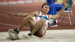 Pelompat jauh putri Indonesia, Maria Londa, saat beraksi pada Asian Games di SUGBK, Jakarta, Senin (27/8/2018). Hanya finis di peringkat kelima, Maria Londa gagal mempersembahkan medali. (Bola.com/Peksi Cahyo)