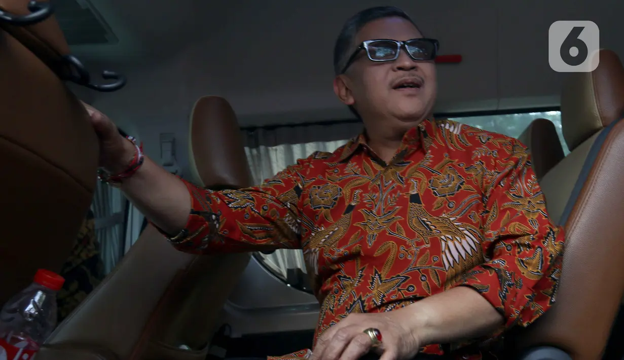Sekretaris Jenderal DPP PDI Perjuangan (PDIP), Hasto Kristiyanto menaiki mobilnya seusai menjalani menjalani pemeriksaan sebagai saksi di Gedung Merah Putih KPK, Senin (10/6/2024). (Liputan6.com/Herman Zakharia)