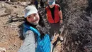 Maudy Ayunda dan sang suami memilih hiking di California, Amerika saat liburan akhir tahun. Keduanya kompak mengenakan padding vest. [@maudyayunda]