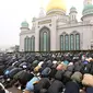 Umat Muslim melaksanakan salat subuh untuk memulai perayaan Idul Fitri di luar Masjid Agung Moskow pada 10 April 2024. (NATALIA KOLESNIKOVA/AFP)