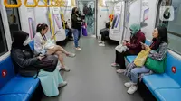 Pengguna moda transportasi MRT duduk di bangku yang ditempeli stiker panduan jaga jarak di Stasiun MRT Bundaran HI, Jakarta, Kamis (19/3/2020). Warga kini lebih waspada dalam menanggapi penyebaran virus corona COVID-19 seiring bertambahnya kasus tersebut di Tanah Air. (Liputan6.com/Faizal Fanani)
