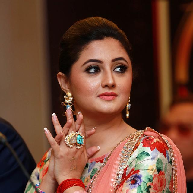 Musuhan Di Uttaran Tina Dutta Rashami Desai Justru Berteman Baik News Entertainment Fimela Com Rashmi desai mind blowing dance moves on genda phool in home quarantine | dance in lockdown 2020. musuhan di uttaran tina dutta rashami