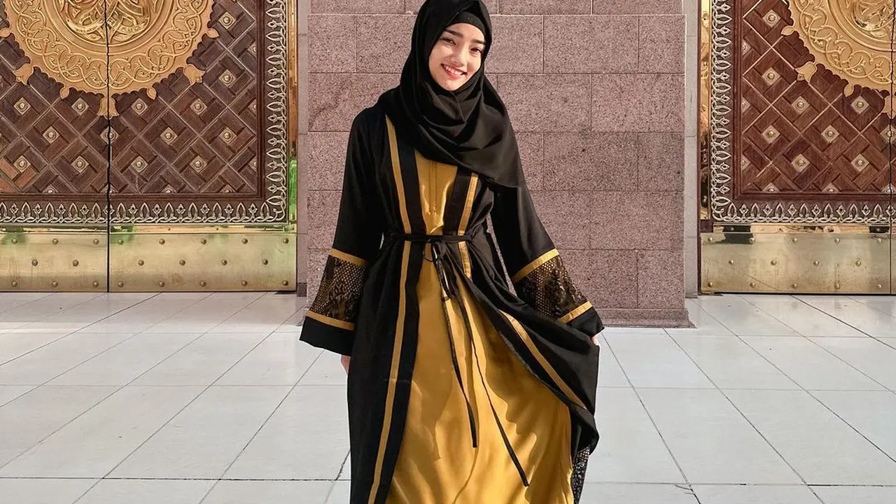 6 Potret Gaya Fuji Berangkat Umrah, Tampil Menawan dengan Gamis dan Hijab