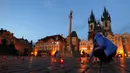 Seorang wanita menyalakan lilin untuk memberi penghormatan kepada para korban pandemi COVID-19 di Alun-Alun Kota Tua, Praha, Republik Ceko, Senin (29/3/2021). Pandemi COVID-19 menimbulkan penderitaan yang luar biasa di seluruh Eropa tengah, termasuk Republik Ceko. (AP Photo/Petr David Josek)