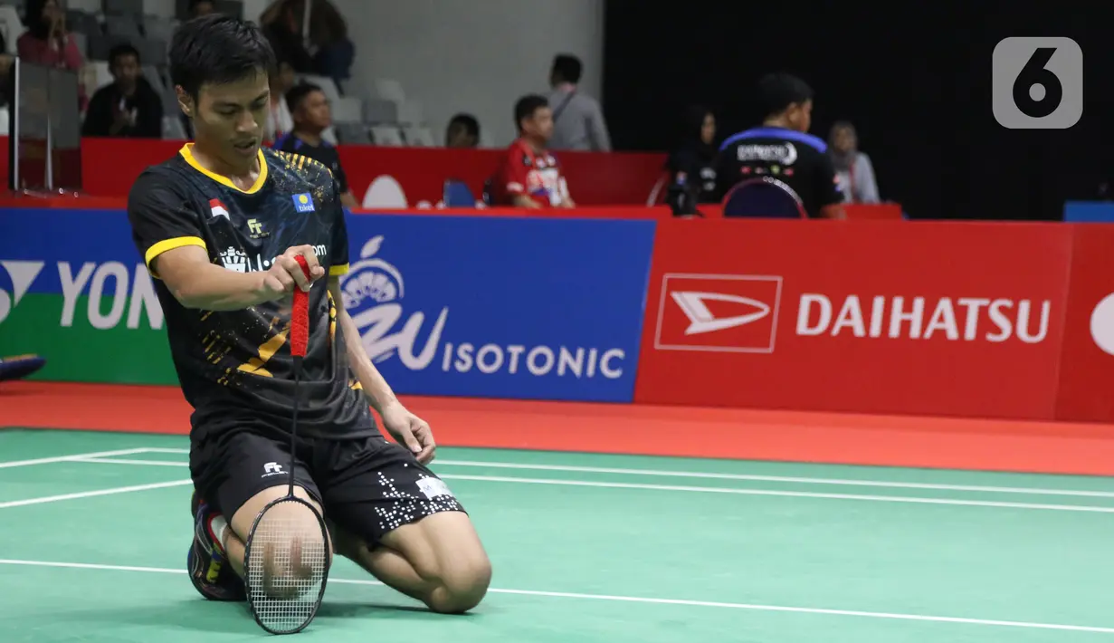 Pebulutangkis Indonesia, Shesar Hiren Rhustavito saat melawan Kidambi Srikanth (India) pada babak pertama tunggal putera Indonesia Masters 2020 di Istora GBK, Jakarta, Rabu (15/1/2020). Shesar Hiren Rhustavito unggul 18-21 21-12 21-14. (Liputan6.com/Helmi Fithriansyah)