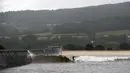 Seorang peselancar berselancar di Surf Snowdonia, Conwy, North Wales, Kamis (3/9/2015). Ukuran tinggi gelombang di Danau buatan ini bisa mencapai 300 meter dan panjang 110 meter dan berisi sekitar enam juta galon air . (REUTERS/Andrew Yates) 