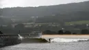 Seorang peselancar berselancar di Surf Snowdonia, Conwy, North Wales, Kamis (3/9/2015). Ukuran tinggi gelombang di Danau buatan ini bisa mencapai 300 meter dan panjang 110 meter dan berisi sekitar enam juta galon air . (REUTERS/Andrew Yates) 