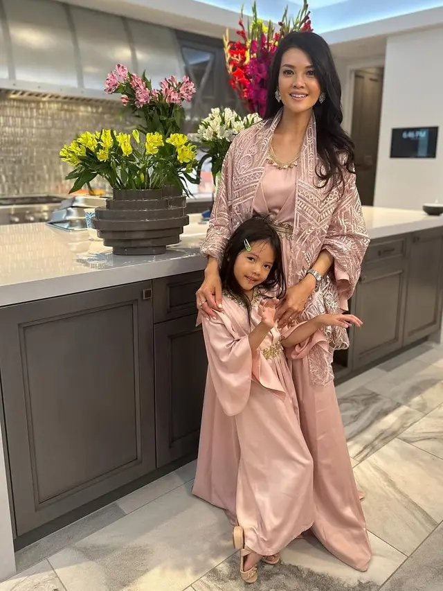 Penampilan Farah Quinn saat Buka Puasa di Rumah Amerika Serikat. [@farahquinnofficial]