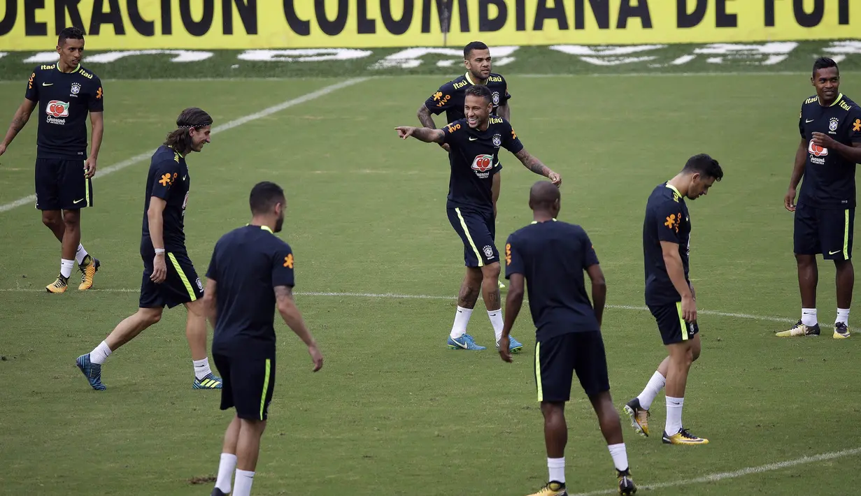 Striker Brasil, Neymar, Bercanda bersama rekannya saat mengikuti sesi latihan jelang laga kualifikasi piala dunia 2018 di Barranquilla, Kolombia, Senin (4/9/2017). Brasil akan berhadapan dengan Kolombia. (AP/Fernando Vergara)